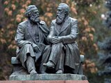 Estatua de Marx y Engels en Bishkek, Kirguistán, antigua república soviética.