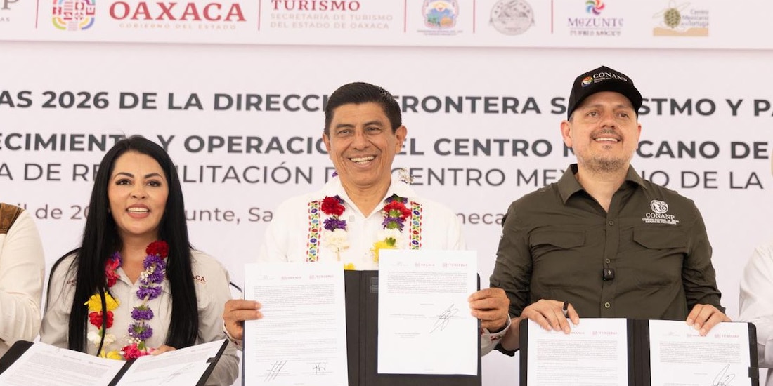 El Gobernador Salomón Jara Cruz y autoridades de la Conanp formalizan la entrega de recursos en Mazunte.