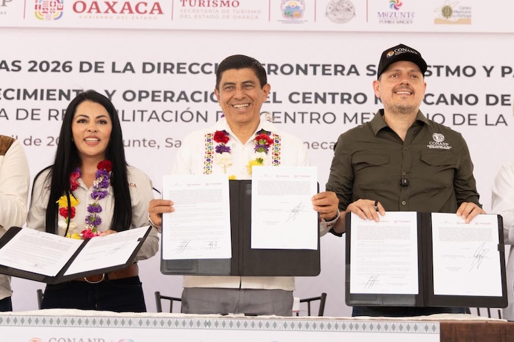 El Gobernador Salomón Jara Cruz y autoridades de la Conanp formalizan la entrega de recursos en Mazunte.