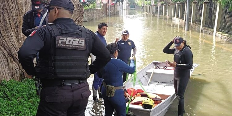 Policías se preparan para la atención de la población, ayer.