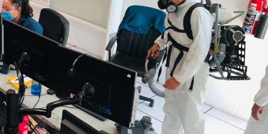 Personal especializado sanitiza instalaciones de corporaciones policiacas en León.