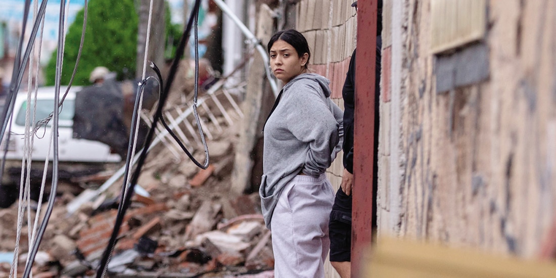 UNA VECINA, afuera de una construcción afectada por la explosión. El alcalde de Ojocaliente, Juan Manuel Zambrano, urgió al gobierno estatal a aportar recursos para reubicar la comandancia de la Policía municipal.