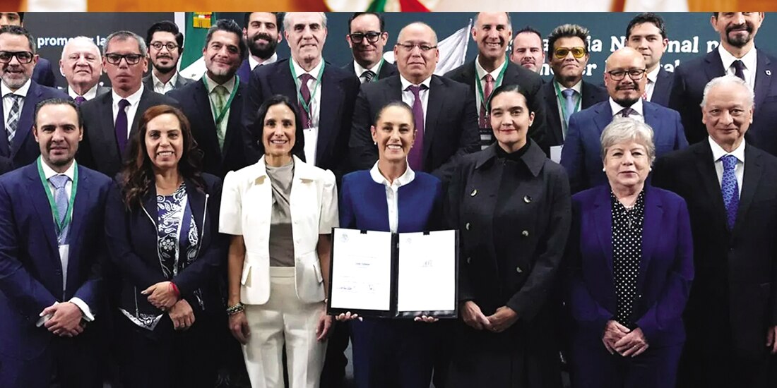 Gasolineros y la Presidenta, en febrero pasado, tras la firma del acuerdo.