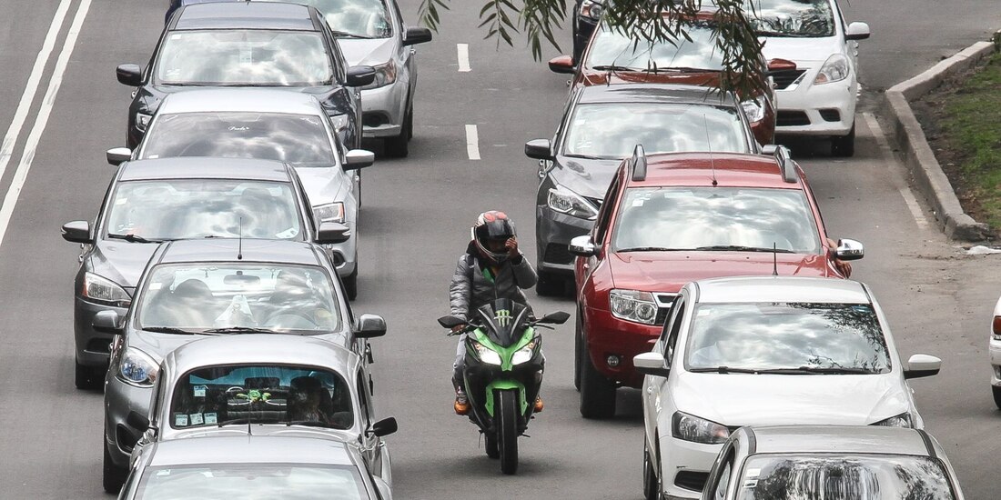 Un motociclista circula entre carriles, sobre Viaducto Tlalpan en la CDMX