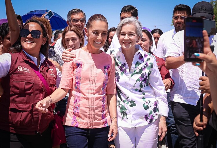 María de Villarreal, presidenta del DIF Tamaulipas, y la Presidenta Claudia Sheinbaum.