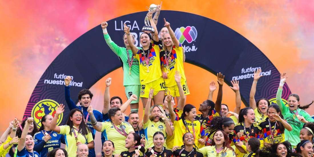 El América levantando el título de la Liga MX.