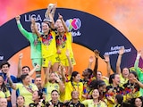 El América levantando el título de la Liga MX.