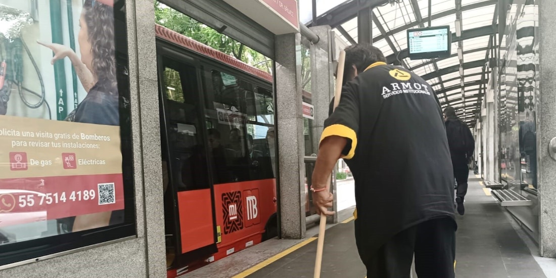 Un trabajador de Armot barre las instalaciones de una estación del Metrobús, ayer.
