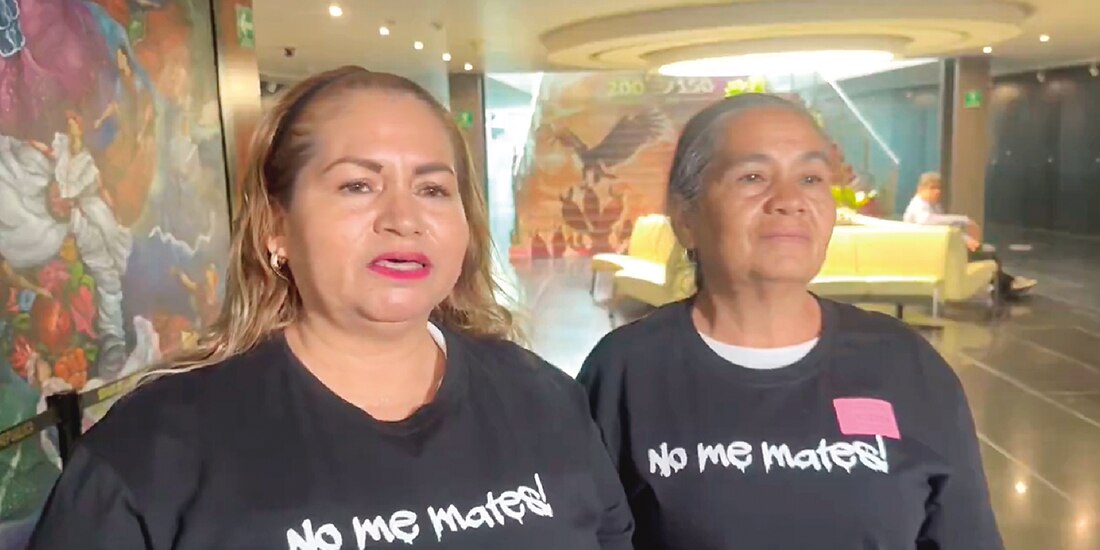 La madre buscadora Ceci Flores (izq), ayer, en el Senado de la República.