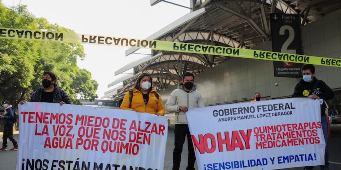 Padres de niños con cáncer protestan el pasado martes, bloqueando los accesos al Aeropuerto capitalino.