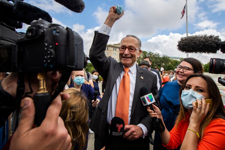 El líder de la mayoría del Senado, Chuck Schumer, celebra con los beneficiarios de DACA frente a la Corte Suprema e 18 de junio de 2020 en Washington.