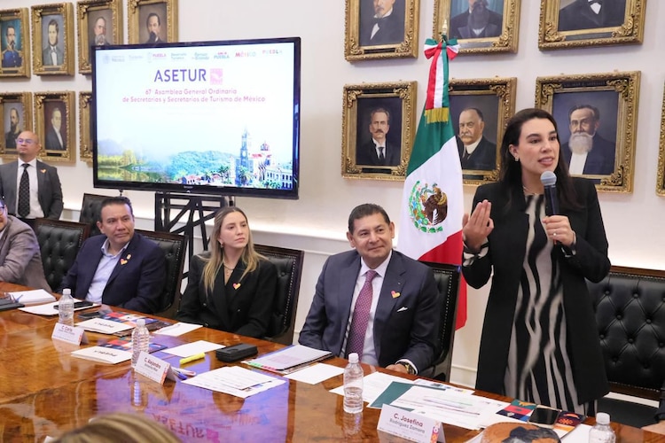La secretaria de Turismo, Josefina Rodríguez, junto al gobernador Alejandro Armenta durante la 67 Asamblea de ASETUR en Puebla.