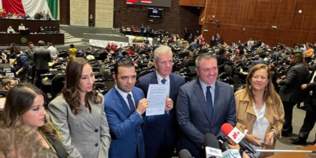 Elías Lixa, coordinador del PAN en la Cámara de Diputados (c.), ayer, en las instalaciones de San Lázaro.