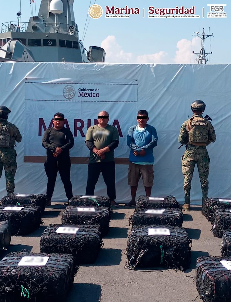 Los 16 detenidos y el narcótico asegurado quedaron a disposición de las autoridades ministeriales tras las acciones realizadas por la Armada de México en el Pacífico mexicano.