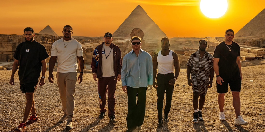 El 'Canelo' Álvarez junto con algunos de los mejores boxeadores del mundo en las pirámides de Egipto.
