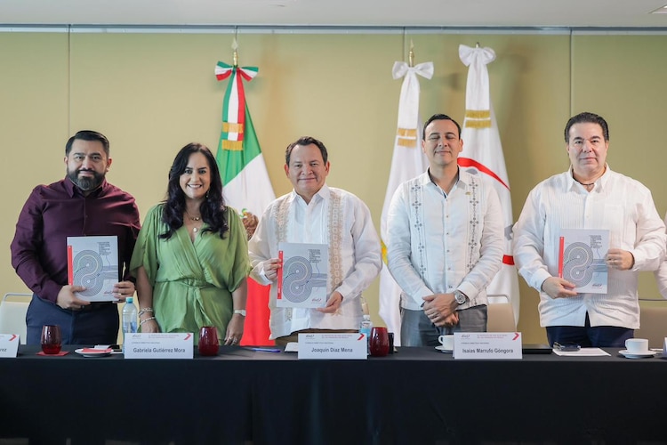 Autoridades estatales y directivos del IMEF analizan las proyecciones de crecimiento económico para la entidad.