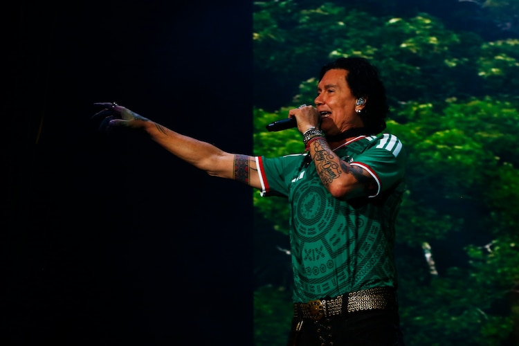 El líder de Caifanes, Saúl Hernández, interpreta los clásicos de la banda que se han convertido en himnos nacionales.