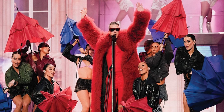 El intérprete con uno de sus extravagantes vestuarios interpreta “Rock DJ”.