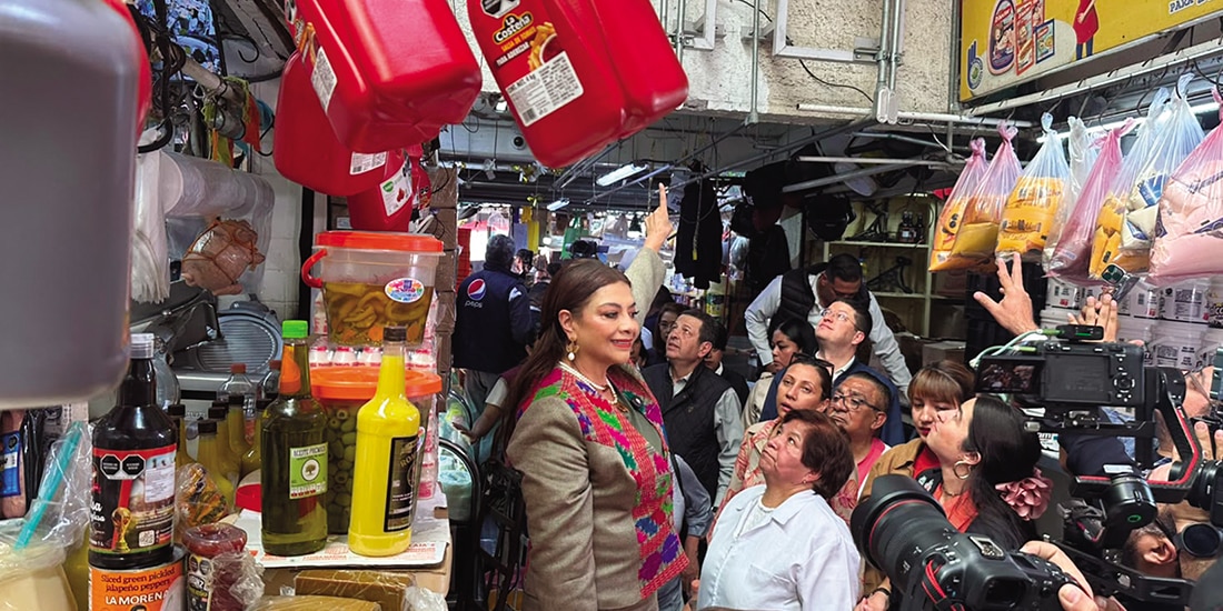 Clara Brugada muestra las nuevas conexiones eléctricas, ayer, en La Merced.