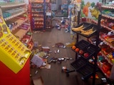 Una tienda de Sparta, Carolina del Norte, tras el impacto del sismo.