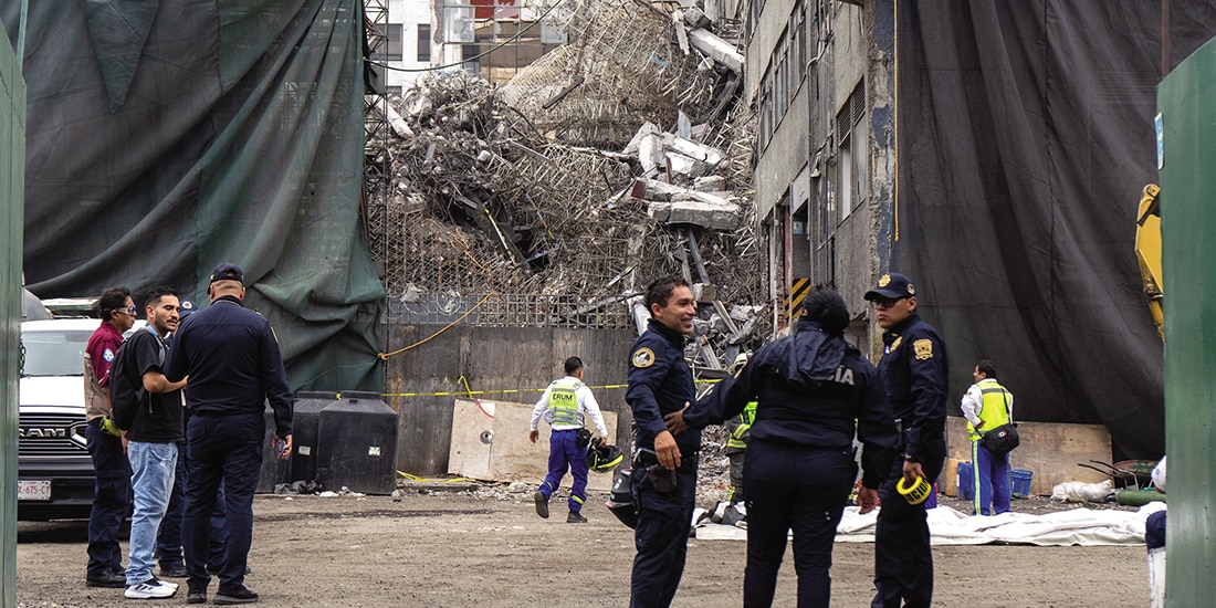 Autoridades capitalinas en las labores de rescate, el 9 de marzo.