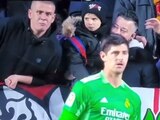 Momento en el que un aficionado del Rayo Vallecano le escupe a Thibaut Courtois, guardameta del Real Madrid.