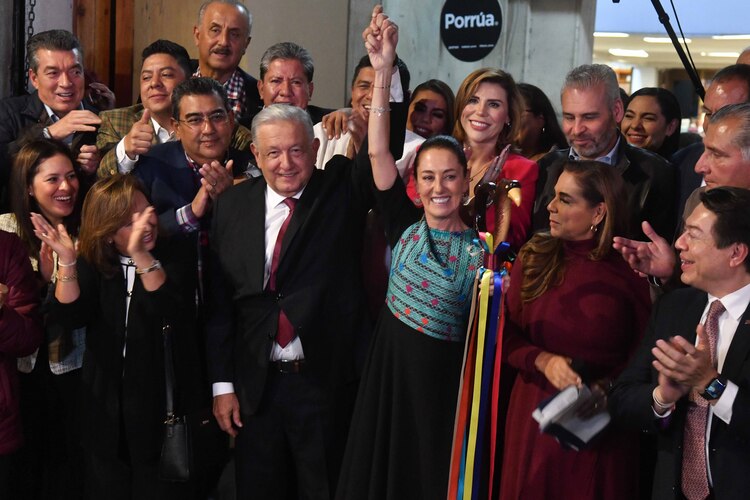Claudia Sheinbaum, tras recibir el bastón de mando del Presidente, el jueves pasado.