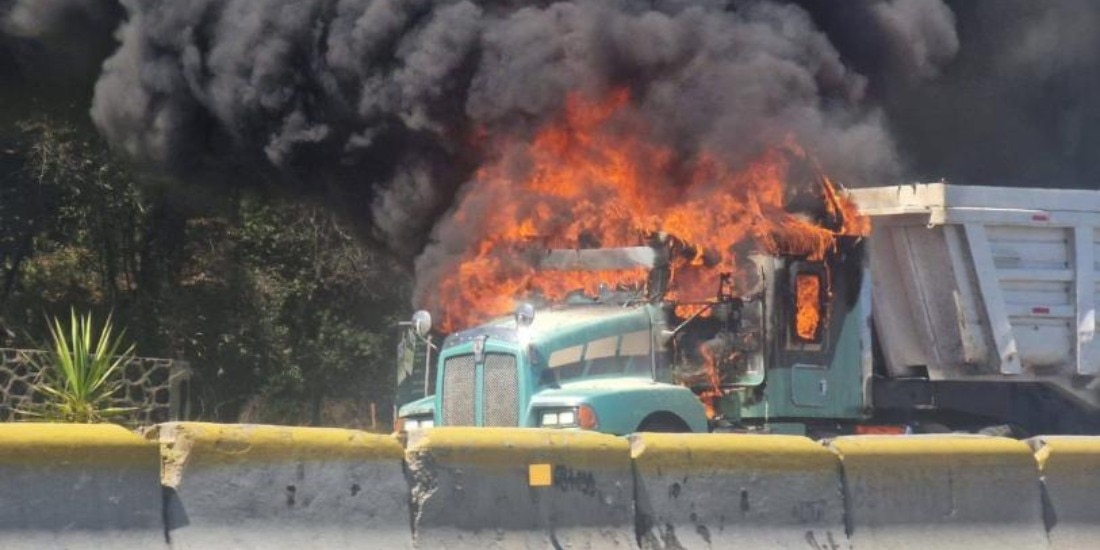 Sindicatos se enfrentan a balazos en la México – Puebla y queman 2 tractocamiones.