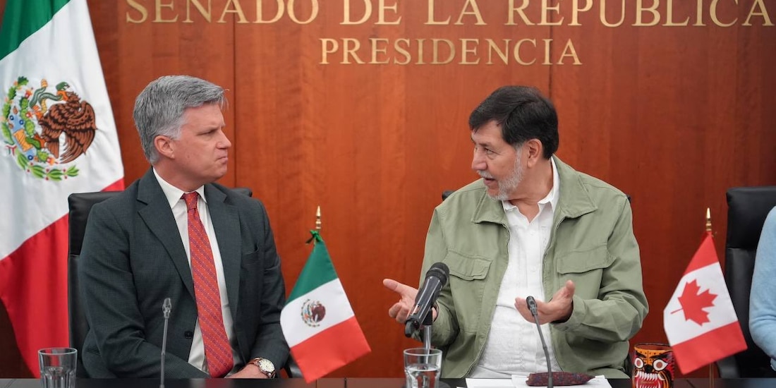 El embajador de Canadá en México, Cameron McKay, junto al presidente del Senado de la República, Gerardo Fernández Noroña.