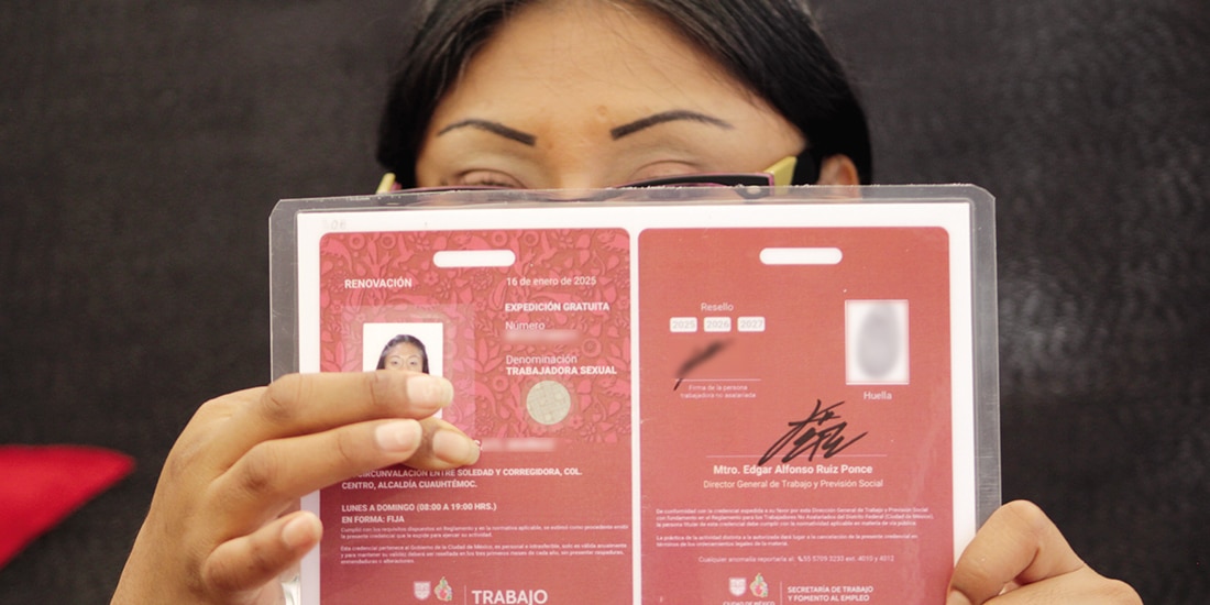 Gabriela Xicoténcatl muestra su licencia como trabajadora no asalariada, en julio.