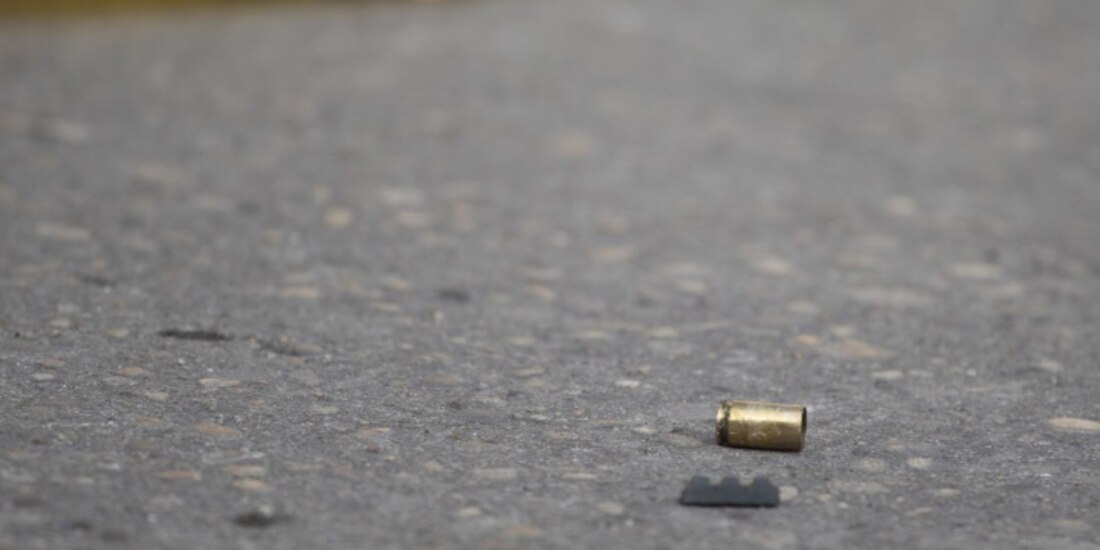 En el lugar de los hechos fueron localizados los cuerpos de cinco personas, todos con marcas de fuego.