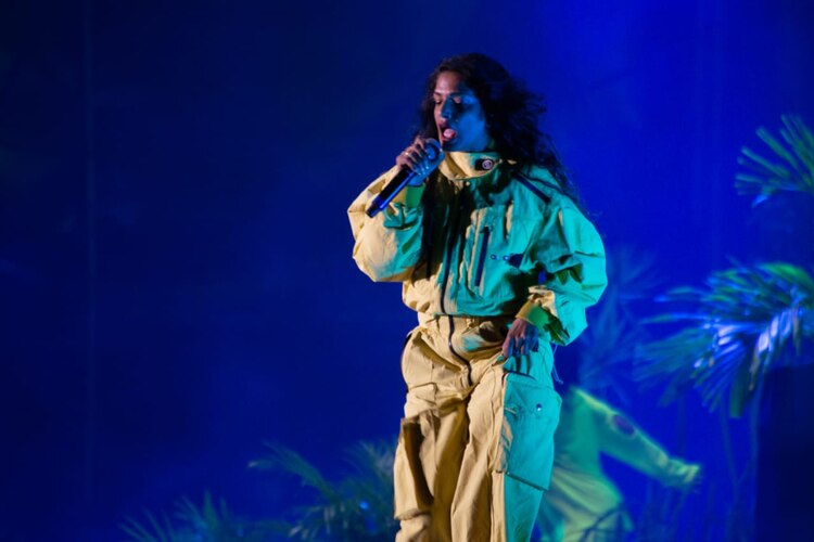 La londinense M.I.A ofrece un sorprendente show en el escenario principal del AXE Ceremonia. En una parte de su espectáculo se solidarizó con los indocumentados al poner la leyenda: "Los migrantes no son criminales".