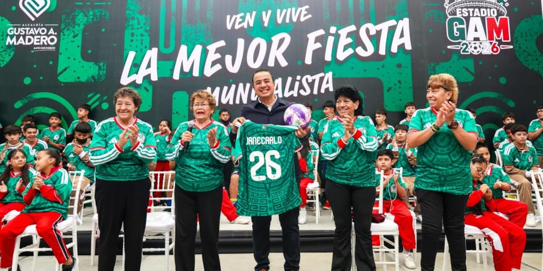 Al centro, el alcalde de Gustavo A. Madero, Janecarlo Lozano Reynoso.