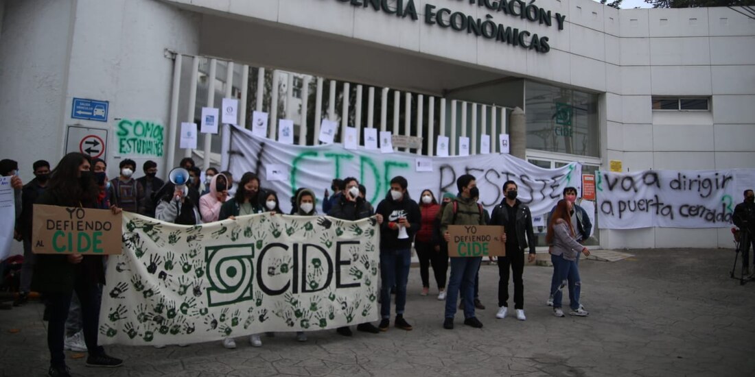 Hasta el momento los estudiantes siguen manifestándose en la entrada el CIDE ubicado en Santa Fe