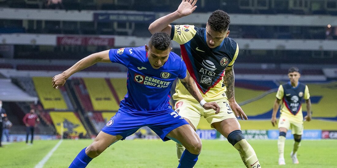 Orbelín Pineda conduce el balón ante la marca de Jorge Sánchez en el clásico joven más reciente entre Cruz Azul y América, el pasado 17 de abril.
