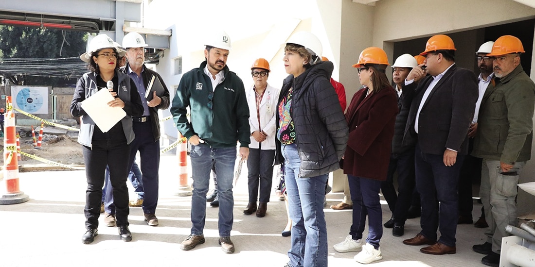La gobernadora Delfina Gómez, revisa avances de la obra hospitalaria, ayer.