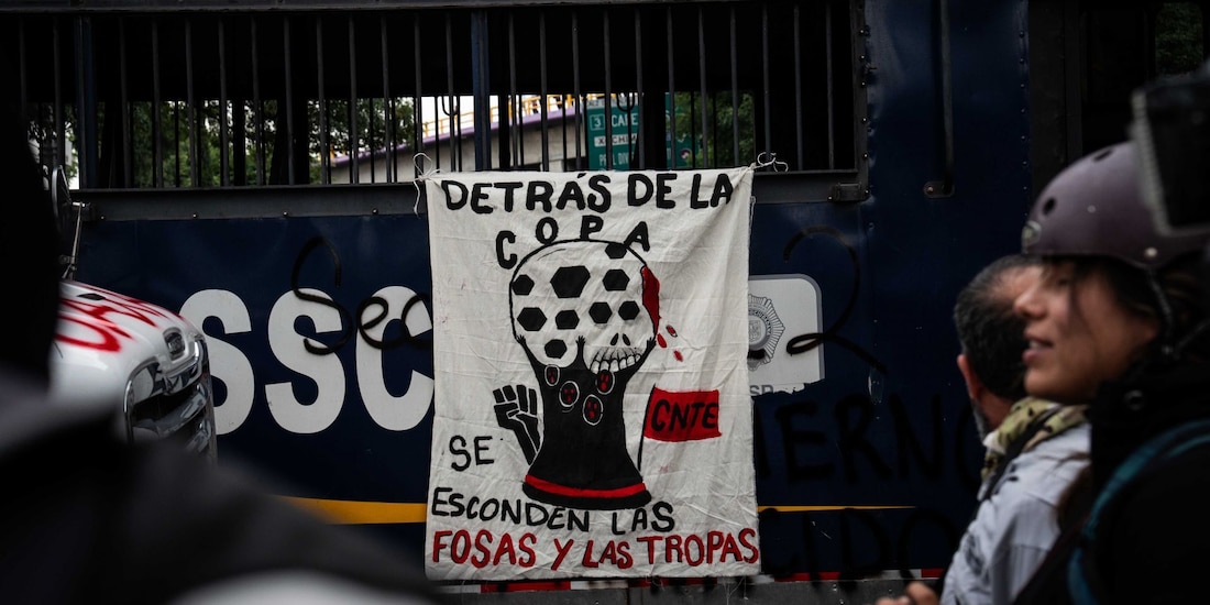 Aspecto de una manifestación con una imagen mundialista, en CDMX.