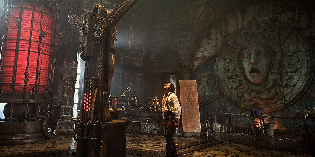 Oscar Isaac en una de las escenas clave de Frankenstein.