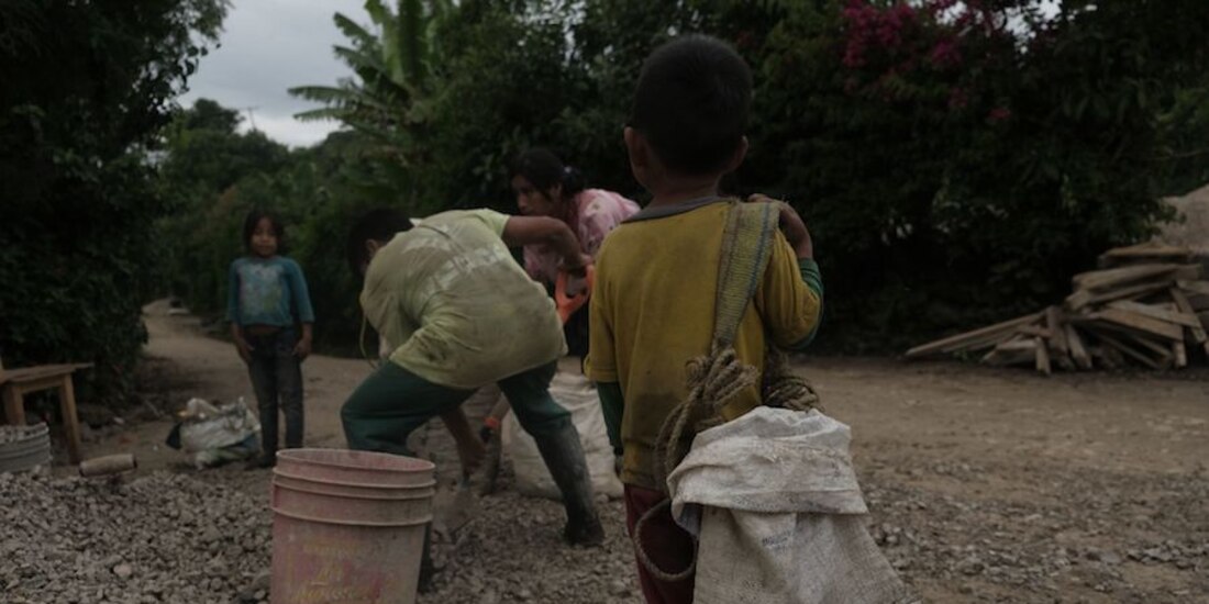 Niños trabajan en labores de construcción en Aldama, Chiapas, en agosto pasado.