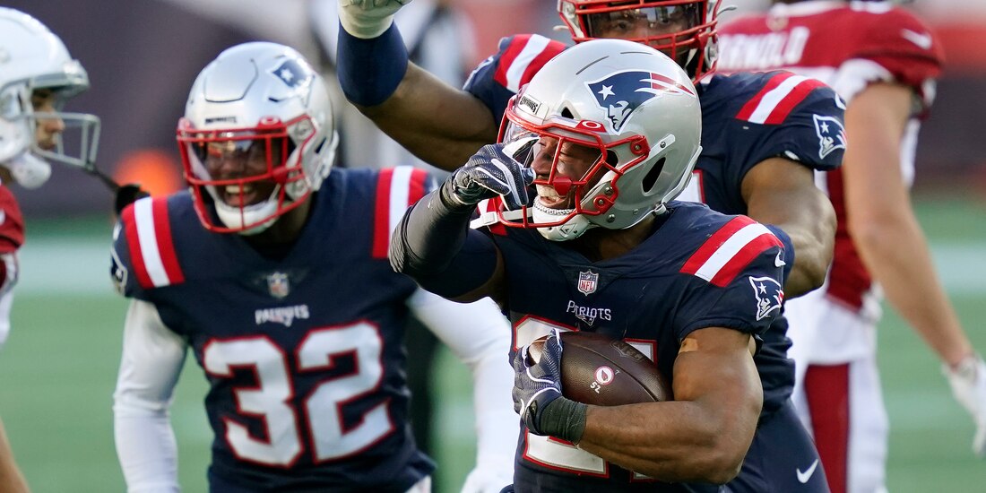 Jugadores de los Patriots festejan una anotación contra Cardinals en la Semana 12 de la NFL.