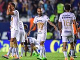 Dani Alves y otros jugadores de Pumas tras la derrota contra el Atlético de San Luis, el pasado 18 de agosto.
