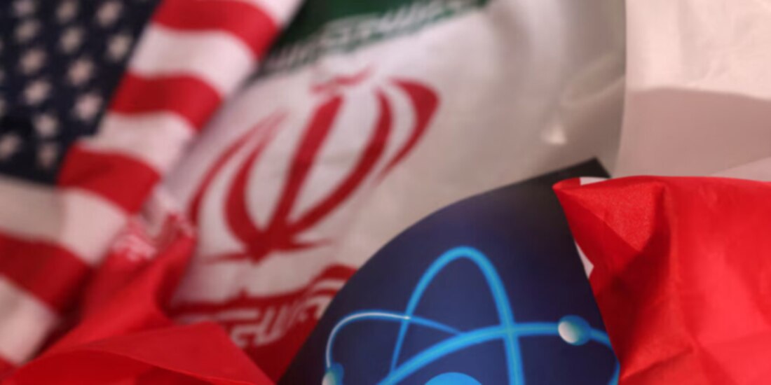 El símbolo atómico y las banderas de Estados Unidos e Irán.