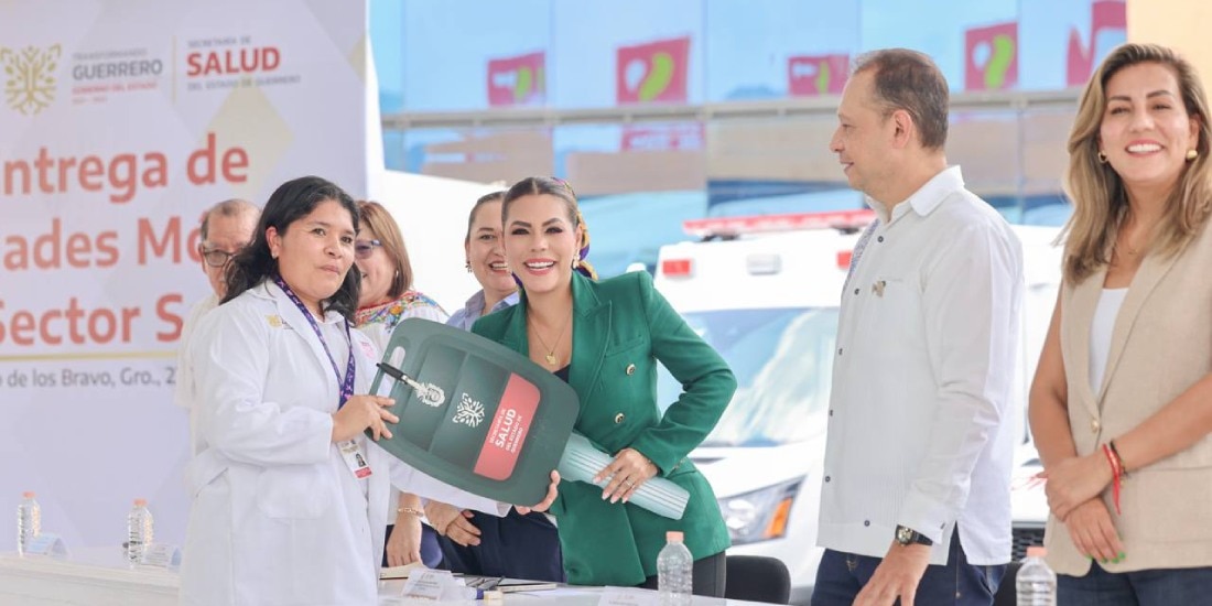 Evelyn Salgado entrega unidades móviles para fortalecer la atención a la Salud en Guerrero.
