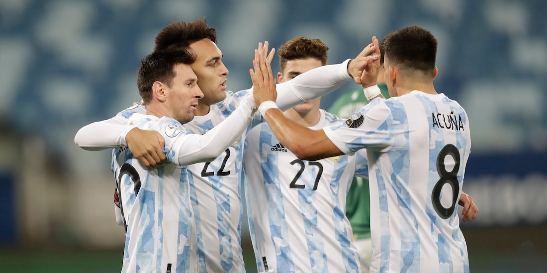 Jugadores de Argentina celebran un gol contra Bolivia en la primera ronda de la Copa América 2021.