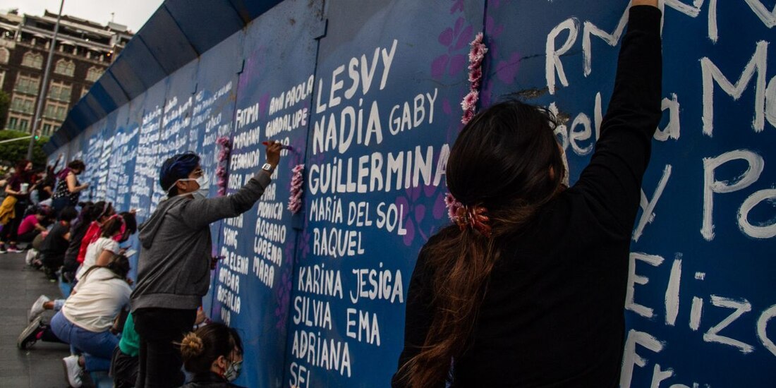 Como protesta contra las vallas que protegen Palacio Nacional, mujeres y colectivos feministas pintaron el muro, conmemorando a las víctimas de feminicidio