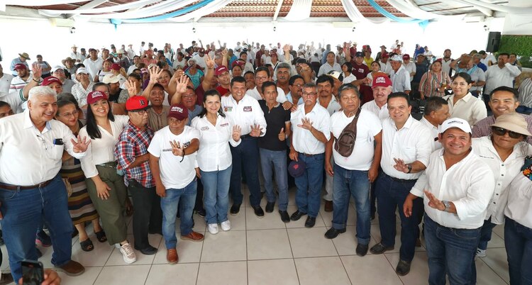 El aspirante morenista (5o de izq. a der.) con transportistas, ayer.
