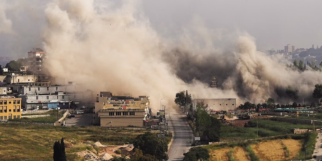 UN ATAQUE israelí en Nabatieh, Líbano, dejó más de una decena de muertos, ayer.