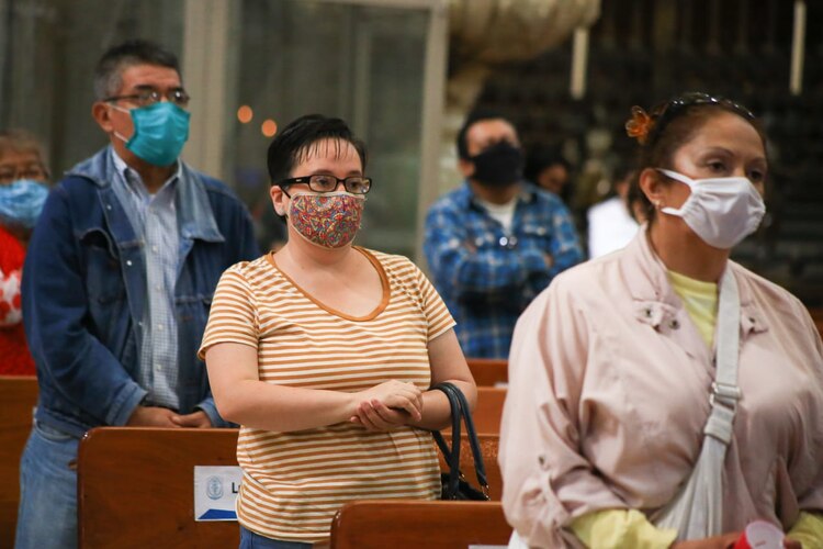 Católicos escuchan la homilía en la Catedral Metropolitana