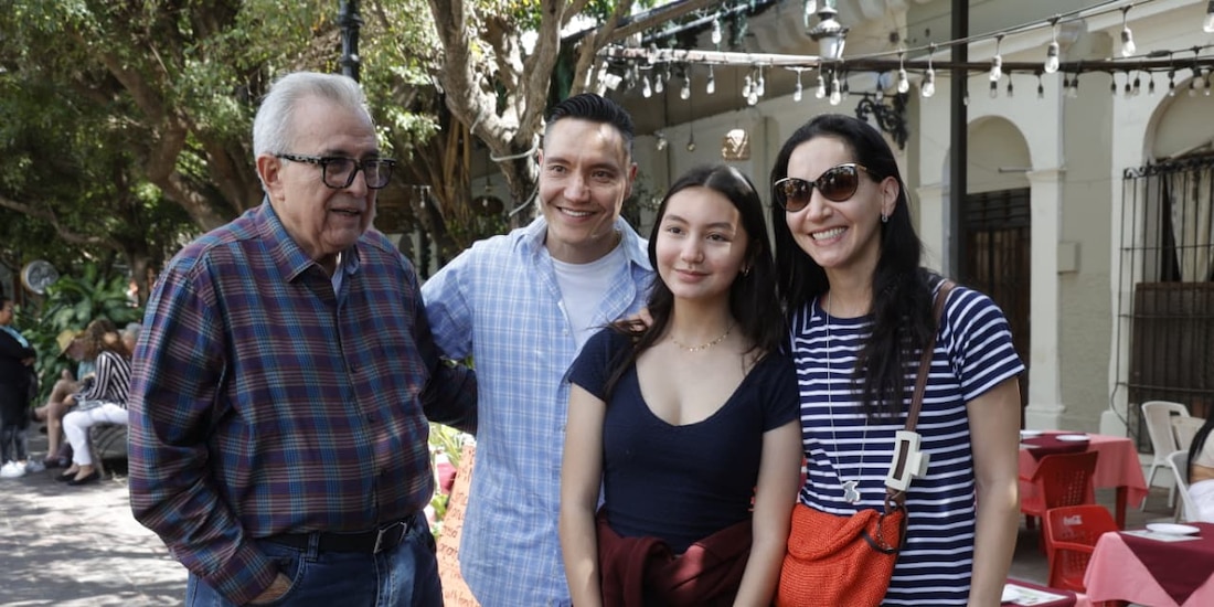 Gobernador Rubén Rocha Moya recibe a turistas en el Carnaval Internacional de Mazatlán.