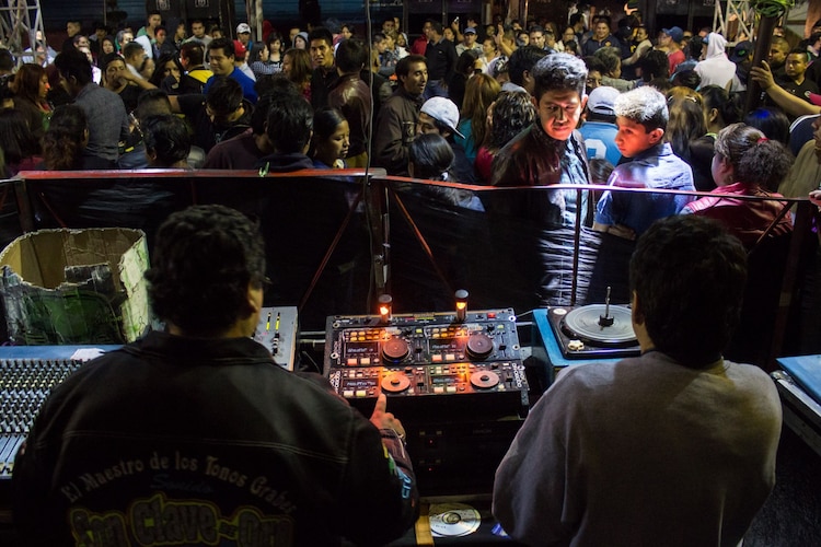 Fotografía ilustrativa de archivo de una fiesta tipo "sonidero" en la Ciudad de México
